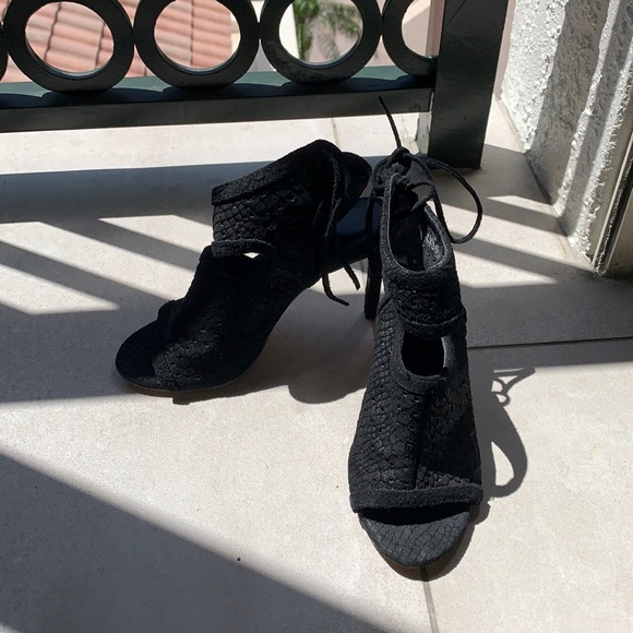 Embossed suede “Tilley” heel - Picture 2 of 5